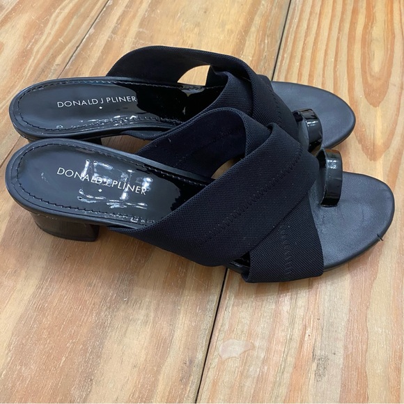 Donald J Pliner Black patent leather Mara Toe ring Sandal - Picture 2 of 5